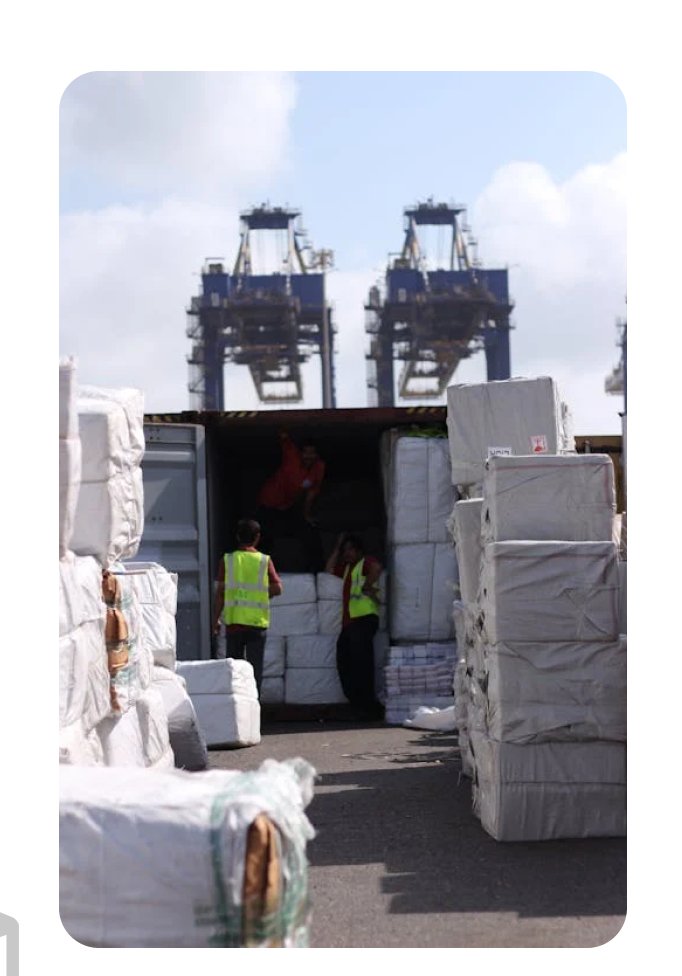 Operadores logísticos cargando mercancía
